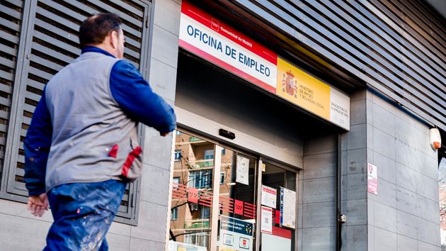 Cobra 22.850 euros y no avisa al SEPE, pero puede seguir cobrando el subsidio para mayores de 52 años porque ese año perdió casi lo mismo