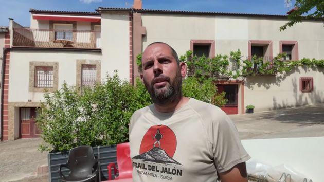 Fernando (39), único habitante en un pueblo de Soria: “Gano 1.500 euros y ahorro 750 al mes, frente a los 800 que piden por una habitación en las capitales. Si me ofrecen un piso en Madrid, lo alquilo y me quedo aquí”