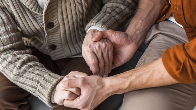 Trabaja sin contrato con su esposa cuidando a un matrimonio mayor, con el que viven, y la hija le despide: defendía que no existía ninguna relación laboral y que estaba en casa por “amistad”