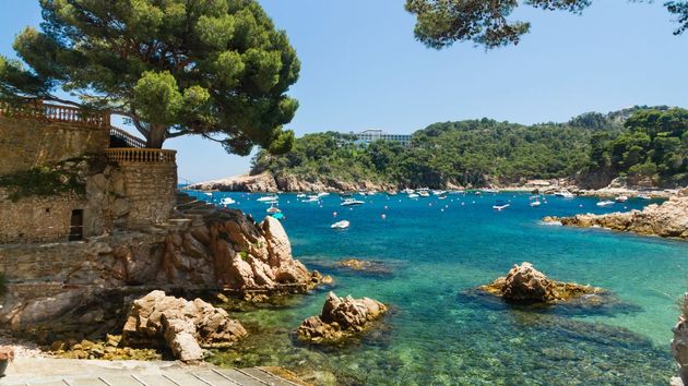 El paraíso costero perfecto para el verano: 8 calas salvajes conectadas por senderos, un castillo del siglo XVI y casas coloniales