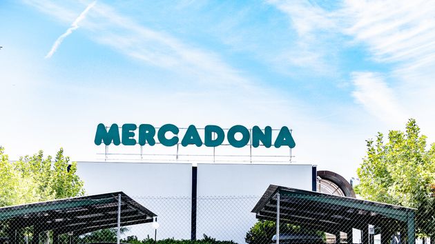 La justicia anula el despido de una empleada de Mercadona con esclerosis múltiple a la que persiguieron de baja: llegaron a acompañarla al hospital y a investigarla con un detective
