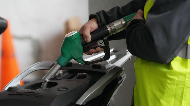 Llenar el depósito de gasolina será 5 euros más caro a partir de julio, según las petroleras