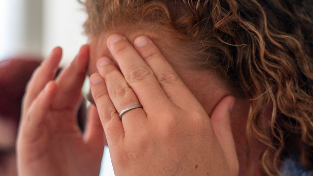 La Seguridad Social quita a una madre el IMV por recibir su hija una beca para estudiar oposiciones: la justicia lo anula y seguirá cobrándolo