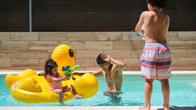 Un matrimonio pide la demolición de la piscina de sus vecinos porque le molestan los gritos de los niños cuando se bañan