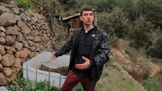 Javi, 23 años, vive aislado en el bosque: "En la ciudad tengo que pagar por todo; aquí la comida, el agua o la luz me los aporta la madre tierra y mis manos"