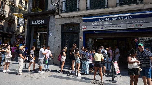 Personas haciendo cola en 'Doña Manolita'