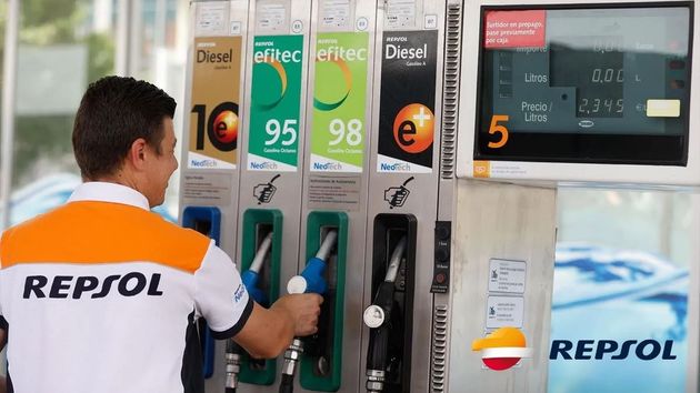 Repsol busca trabajadores para sus oficinas y estaciones de servicio con sueldos desde 23.300 euros y dos pagas extra