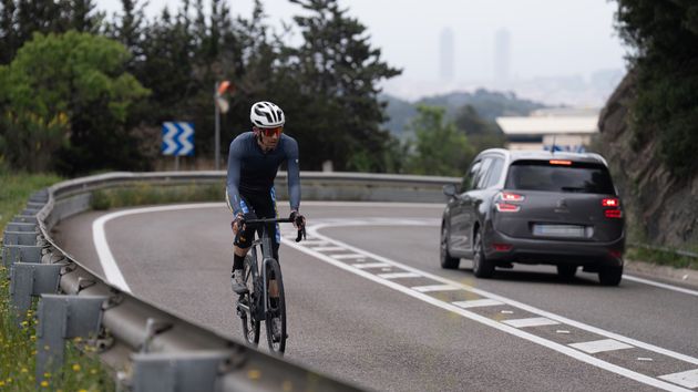 Confirmado por el BOE: los ciclistas dejarán de circular por los arcenes de las carreteras y tendrán que ir por un carril especializado