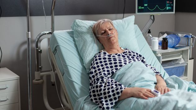 Condenan a un hombre a 2 años y 6 meses de prisión por sacar más de 6.000 euros de las cuentas de su pareja mientras estaba sedada en el hospital antes de morir