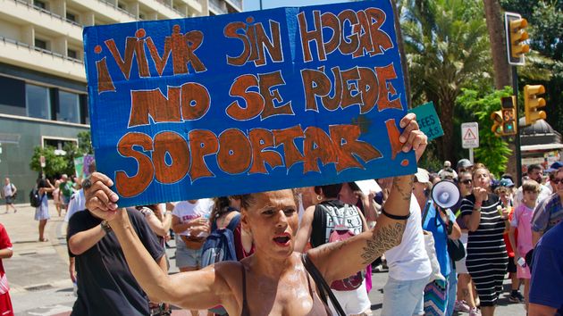 La compra de viviendas acelera la caída al 10,2% en abril y los precios vuelven a subir un 9,4%