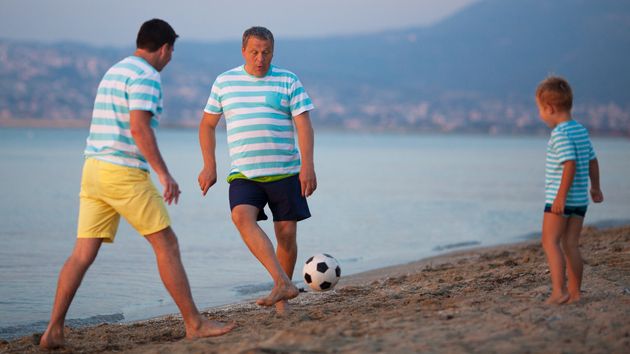 Multas de hasta 3.000 euros por jugar a las palas o fútbol en primera línea de playa en estas zonas de España