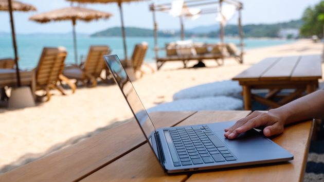 Un abogado laboral lo deja claro: “no puedes teletrabajar desde donde te dé la gana, por mucho que sea verano, te pueden despedir”