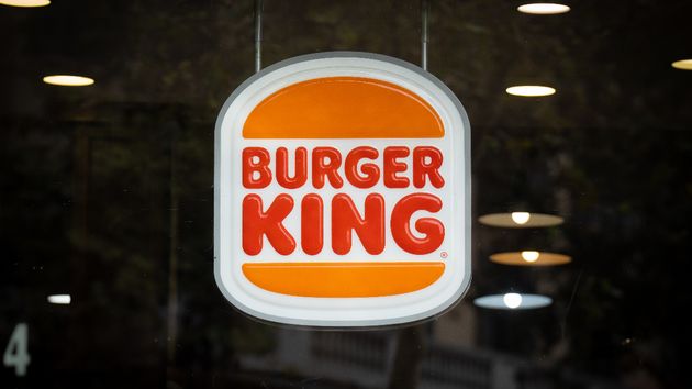 La despiden tras casi 6 años en Burger King por dar un vaso a una clienta y marcharse del trabajo el mismo día que inició una baja: es improcedente