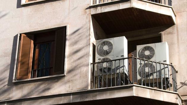 La Ley de Propiedad Horizontal permite denunciar a los vecinos cuyo aire acondicionado no para de gotear