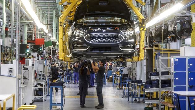 Ford despide a 350 trabajadores sénior para reemplazarlos por la IA pero fracasa y vuelve a contratarlos: ahora lidera el ranking de calidad