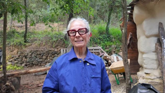 Yaya (71), cobra 800 euros de pensión y vive en una cabaña para no pagar alquiler: “La gente está amargada por trabajar 8 horas diarias para comprarse un piso que van a estar toda su vida pagando”