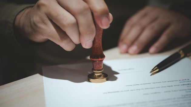 Un hijo bloquea durante años el reparto de la herencia de sus padres y acaba perdiendo parte de ella por impugnar el testamento