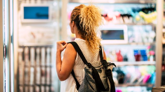 Está de baja tras sufrir un infarto cerebral y la despiden por caminar e ir de compras: la siguieron con detectives pero deben readmitirla y pagarle 5.000 euros