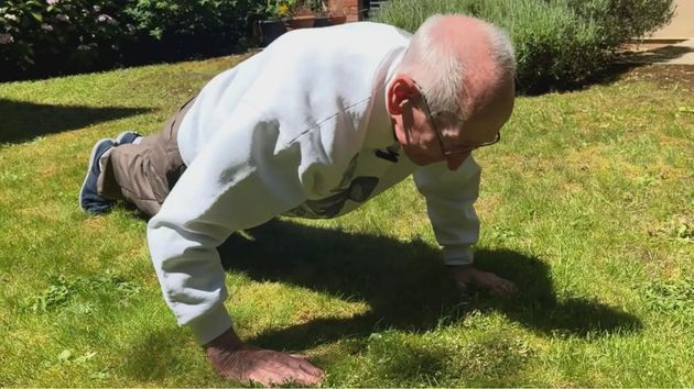 Un hombre de 98 años que hace 40 flexiones al día: “Una buena espalda recta te da unas nalgas firmes y bonitas”