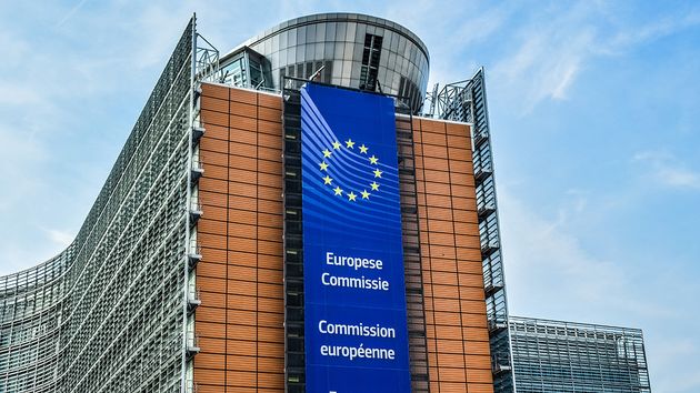 Bruselas da luz verde a una petición ciudadana que reivindica una renta básica universal ante el avance de la IA