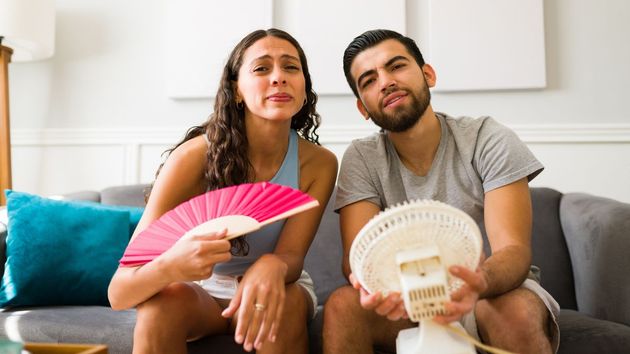 Una pareja sin aire acondicionado: “las paredes liberan el calor que absorbieron durante la ola de calor, y están a 35 grados, así que la casa no se está enfriando”