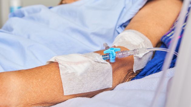 Sin trabajo y sin pensión: le despiden por “no apto” tras un ictus que lo tuvo de baja un año y la Seguridad Social le deniega la incapacidad permanente