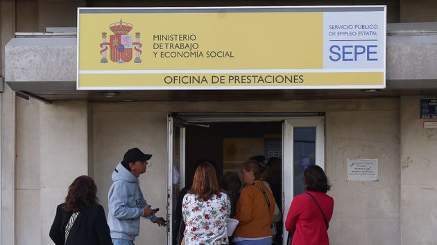 Pierde el paro y debe devolver 778 euros al SEPE por trabajar en un bar sin estar dado de alta: le pilló la Inspección de Trabajo