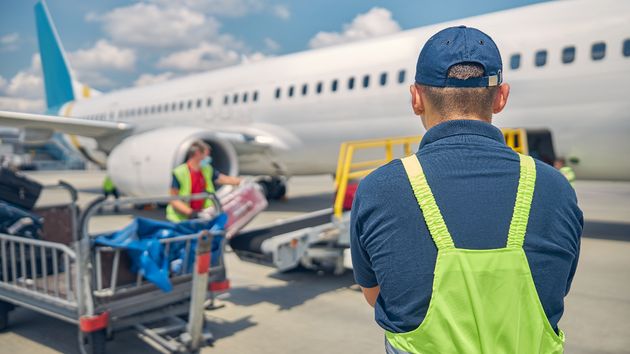 Los aeropuertos españoles publican 590 ofertas de empleo sin estudios ni experiencia y sueldo de 1.700 euros al mes