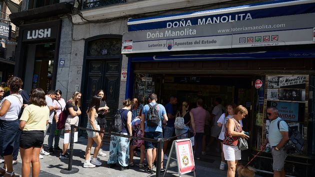 Personas haciendo cola en la administración 'Doña Manolita'
