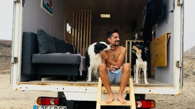 Franc (38), lleva 7 años viviendo en un camión: “No pago alquiler, ni luz, y apenas pago agua. Antes trabajaba para pagar facturas, ahora trabajo para vivir experiencias”