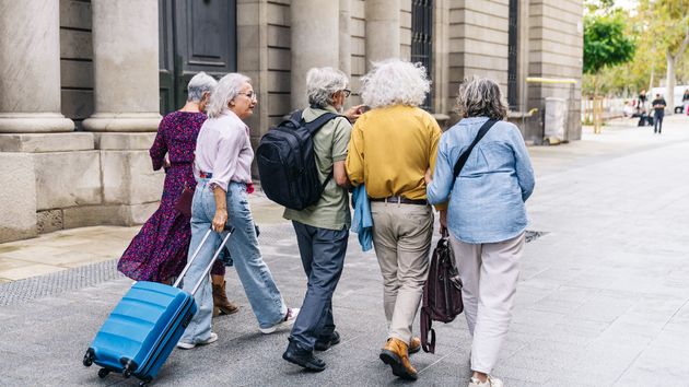 Carrefour reta al Imserso con un chollazo para jubilados: 8 días a pensión completa en Tenerife con el viaje pagado