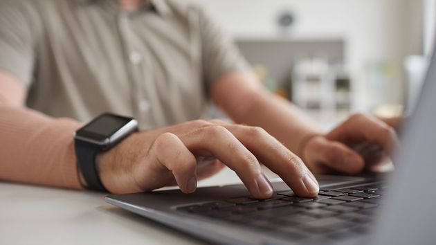 Le suspenden 28 días de empleo y sueldo por menospreciar la política LGTBIQ+ de la empresa: “A ver si os dedicáis a buscar talento y no cuotas”