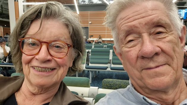 Se muda y pasa a ser amo de casa para que su mujer de 80 años pueda estudiar en Cambridge: “merece la pena para ver cómo se hacen realidad sus sueños”