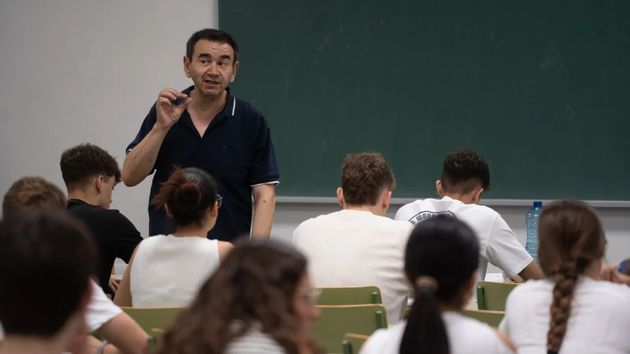 Miquel Carceller, profesor de instituto en Barcelona: "No es que los chicos de hoy sean peores, es que no se les ha exigido; no se les ha preparado"