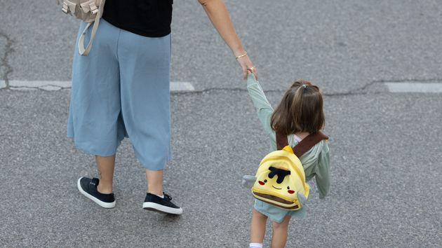La falsa igualdad de los permisos por crianza: lo piden ambos, pero el 38% de las madres coge más de seis meses frente al 7% de los padres