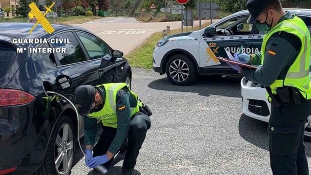 La Guardia Civil está registrando desde ya el depósito de gasolina en miles de coches: aviso a los conductores que repostan a un euro el litro