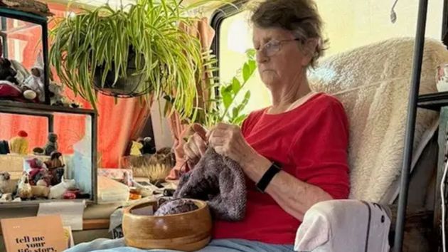 Jane, 81 años, vive en una casa prefabricada en el jardín de su hija: “Mi casa se convirtió en una carga y una responsabilidad excesivas al llegar a los setenta y tantos años”