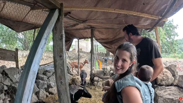 Sandra y Jose viven con sus 4 hijos en el bosque: "Nuestros gastos los medimos muy bien; nuestros hijos no tienen tres pares de zapatos, es más importante la alimentación"