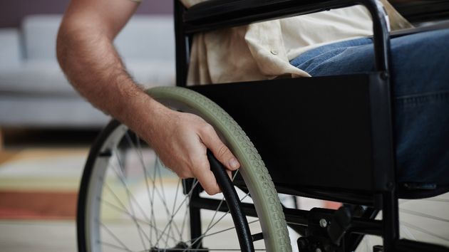 Gana a la Seguridad Social tras años de lucha y podrá cobrar la incapacidad permanente absoluta: solo le reconocían la total a pesar de tener una lesión medular completa