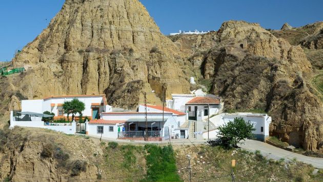 Abre una puerta sin licencia en su casa cueva y exige pasar por la finca del vecino para llegar a ella: la Justicia se lo niega porque tenía otro acceso por su propio terreno