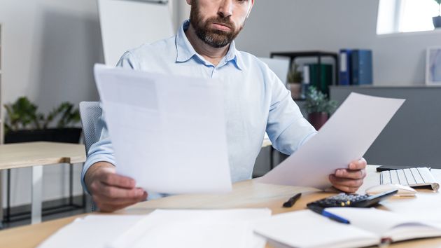 Le dan 45 minutos para defenderse de 9 páginas de acusaciones: acaba en despido improcedente y deben readmitirle o pagarle 8.654 euros