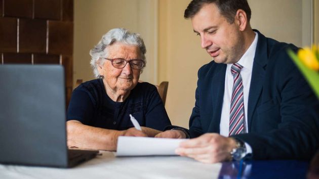 Una anciana de 93 años deja 570.000 euros y su casa a unos monjes, pero sus sobrinos presentan otro testamento que les deja todo: la Justicia determina que era falso