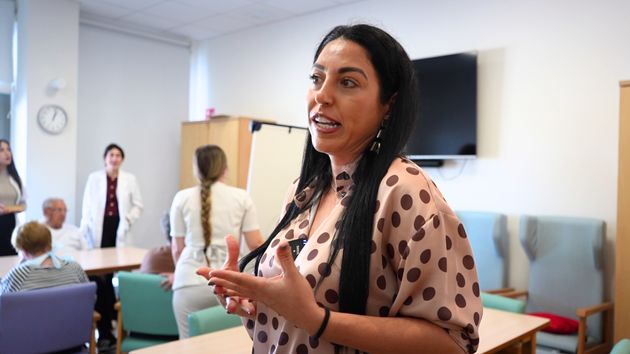 Tamara, directora de un centro de día, sobre cómo trabajan con personas mayores con Alzheimer y Parkinson: “Nuestro objetivo es fomentar su autonomía”