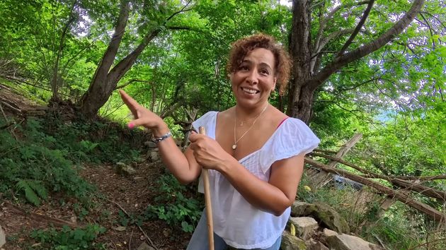 Mónica se va a vivir a una aldea con 8 familias: "Tenemos 15 cabras; a veces me quedo en silencio, viéndolas comer; vivir en esta calma en este silencio, yo siempre lo anduve buscando"
