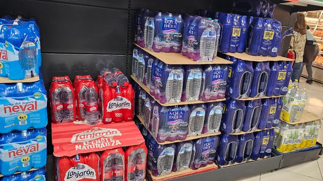 La UE cambia las normas: prohibirá el ‘pack de seis’ y obligará a los supermercados a vender las botellas por unidad