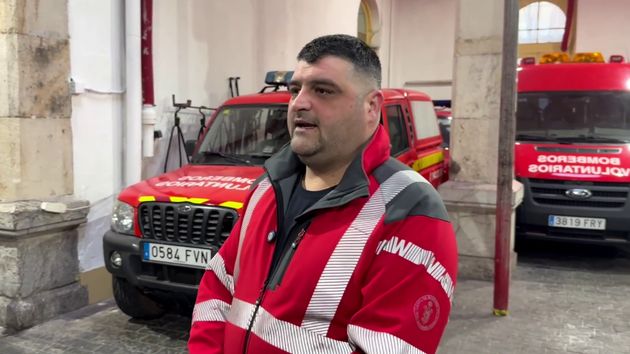 Álvaro, bombero voluntario desde hace 23 años: “Aquí cobramos cero y hacemos guardias de 12 horas. Cada vez cuesta más encontrar voluntarios”