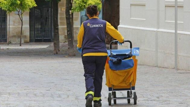 Correos Almería recorta empleo en verano y CCOO lo denuncia: “quieren dar más servicios con menos personas”