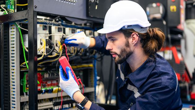 Los jóvenes quieren ‘escapar’ de los despidos gracias a los trabajos manuales: “La IA no podrá quitarme el trabajo”