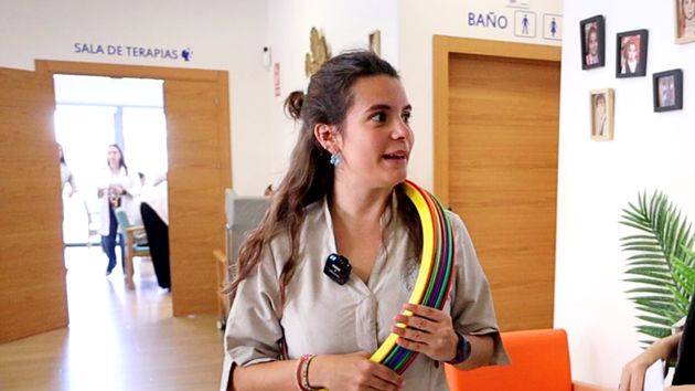 Laura, empleada de un centro de día para personas mayores: “Trabajo 37 horas y media y gano unos 1.100 euros, que creo que está bien”