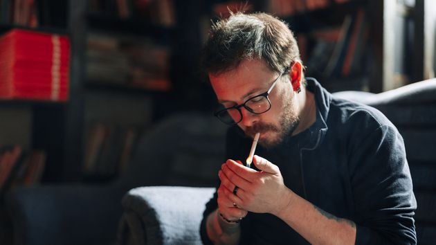 Un inquilino se libra de pagar más de 3.000 euros por pintura, limpieza y olores en el sofá por fumar en la vivienda alquilada: el contrato no lo prohibía